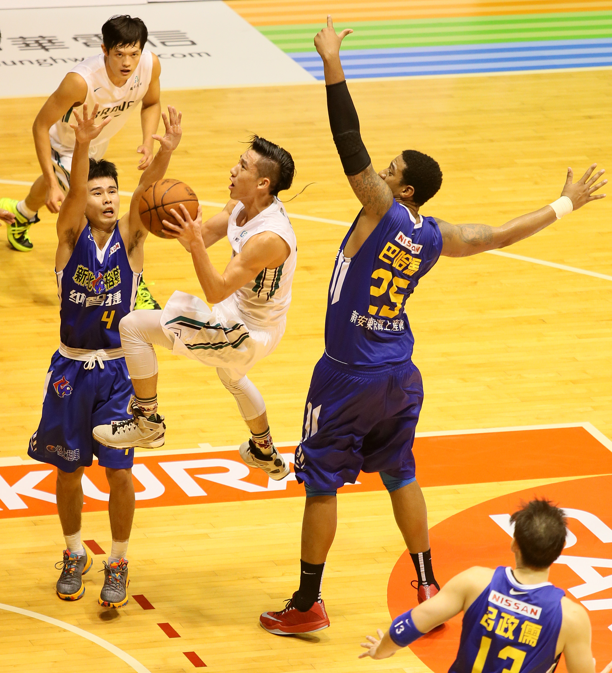 富邦林書緯(右三)